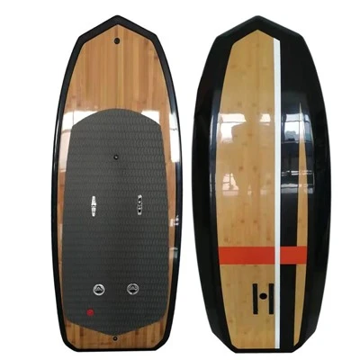 168 cm großes Efoilsurfbrett mit Holzmaserung